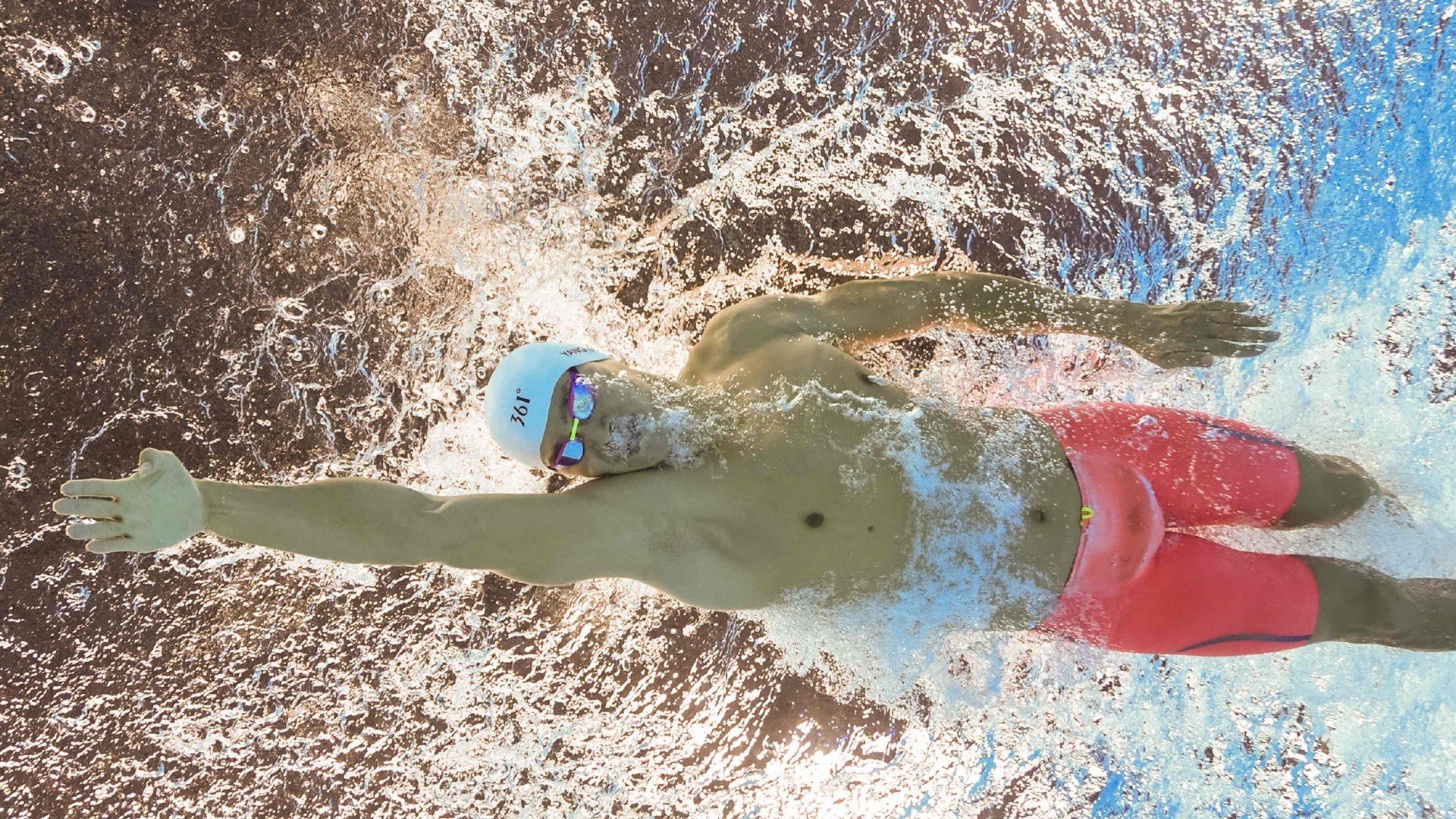 开云网址入口-“高新体育中心：举重选手突破极限，赛场上演壮丽的力量之战”